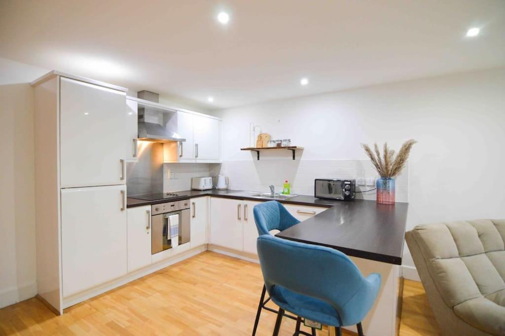 Cosy, Centrally Located Studio With Gated Parking! Loughborough Eksteriør bilde